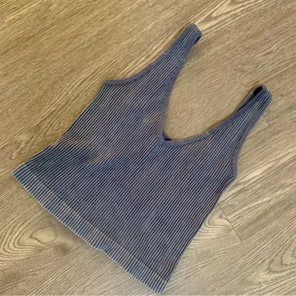NWOT Aura Gray Washed V Neck Ribbed Stretch Crop Tank